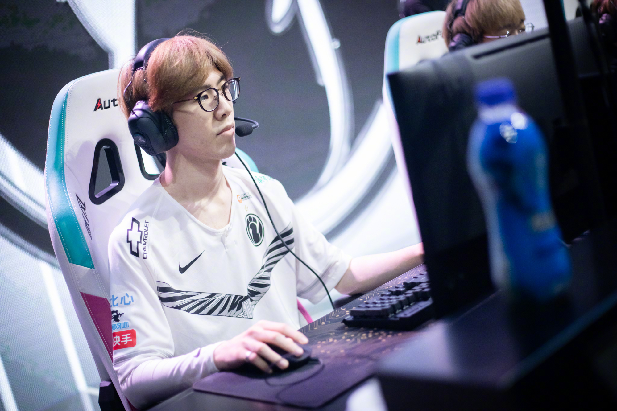 包含TheShy迎来十五赛季高光表现，瑞士队球迷沸腾！的词条