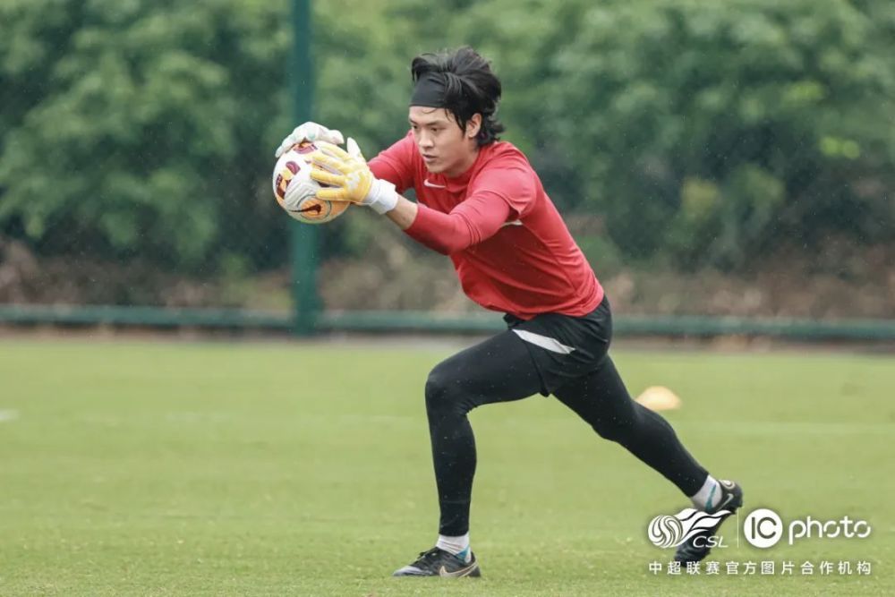 开云体育官方网站包含国际米兰训练开放日，国际比赛日造点机会引欢呼，中超在即，年轻球员得到机会的词条